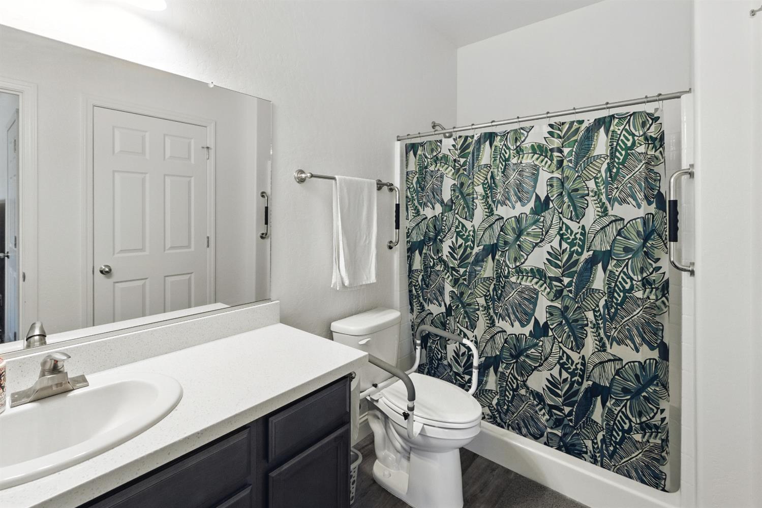 397 Amber Dinuba, CA 93618 - Photo 9 of 15