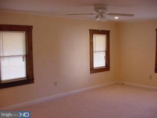 39 Magnolia Road Pemberton, NJ 08068 - Photo 4 of 6 an empty room with a window