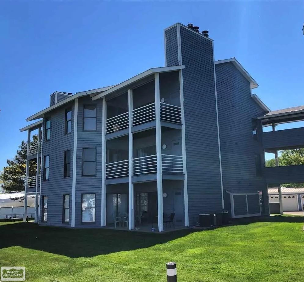 31705 South River Road Harrison Township, MI 48045 - Photo 11 of 12 50193076-802cdca4-c0a0-4c3c-adb1-d3f0c0ba9abf.JPG