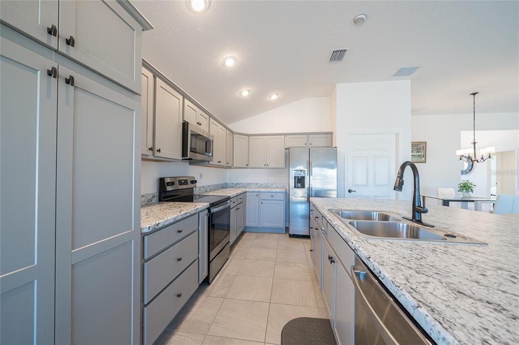 11359 Zimmerman Path Oxford, FL 34484 - Photo 7 of 48