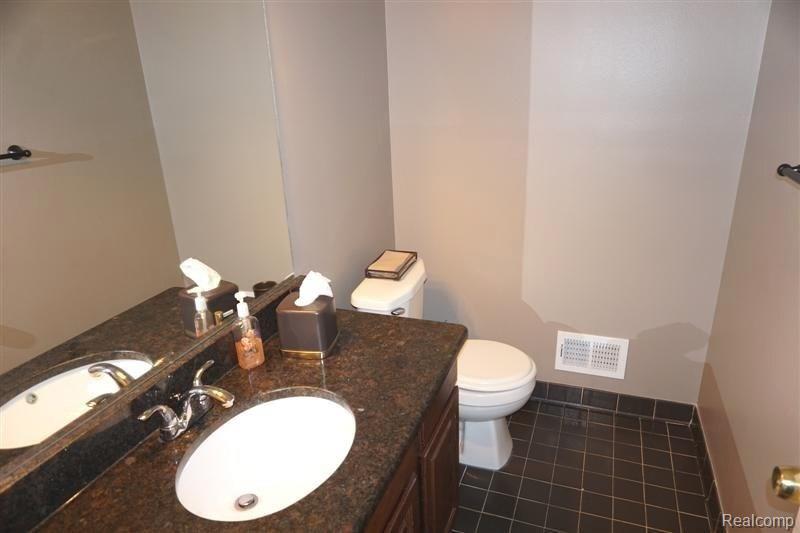 30880 Country Ridge Circle Farmington Hills, MI 48331 - Photo 14 of 37