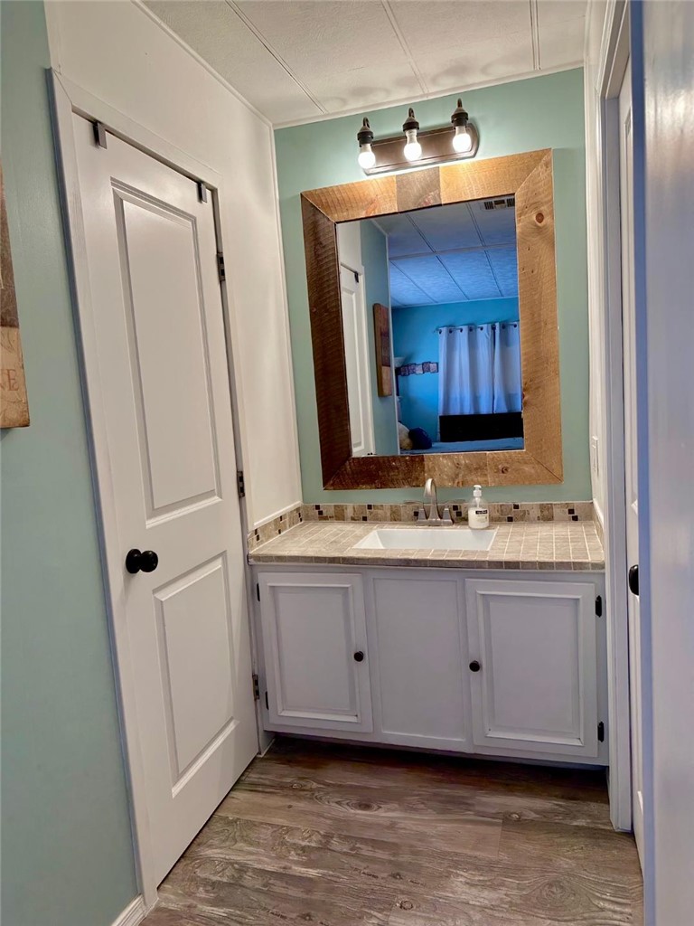 1395 Lause Road Bullhead City, AZ 86442 - Photo 19 of 34 Main Bathroom, light-toned countertop with a tiled backsplash