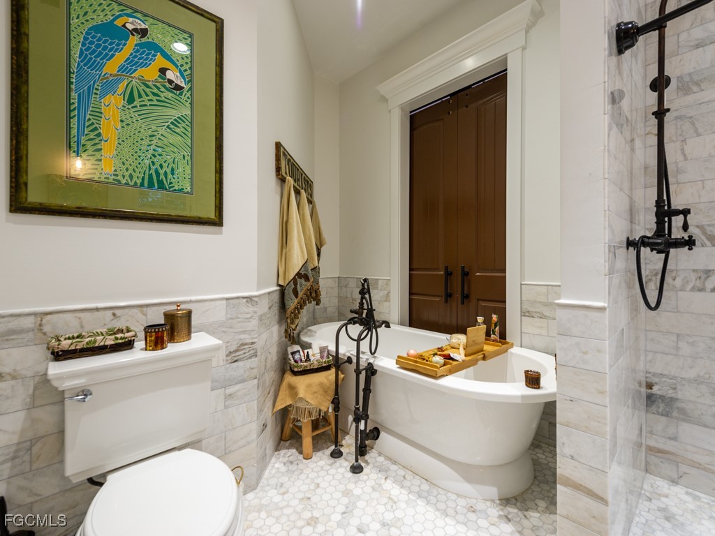 2388 Wulfert Road Sanibel, FL 33957 - Photo 28 of 49 a bathroom with a toilet a sink and bathtub