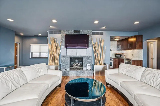 $180,000 | 803 West 48th Street, Unit 302, Kansas City, MO 64112