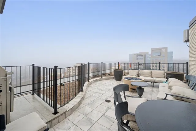 $180,000 | 803 West 48th Street, Unit 302, Kansas City, MO 64112