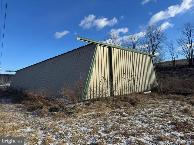 a view of a dry yard