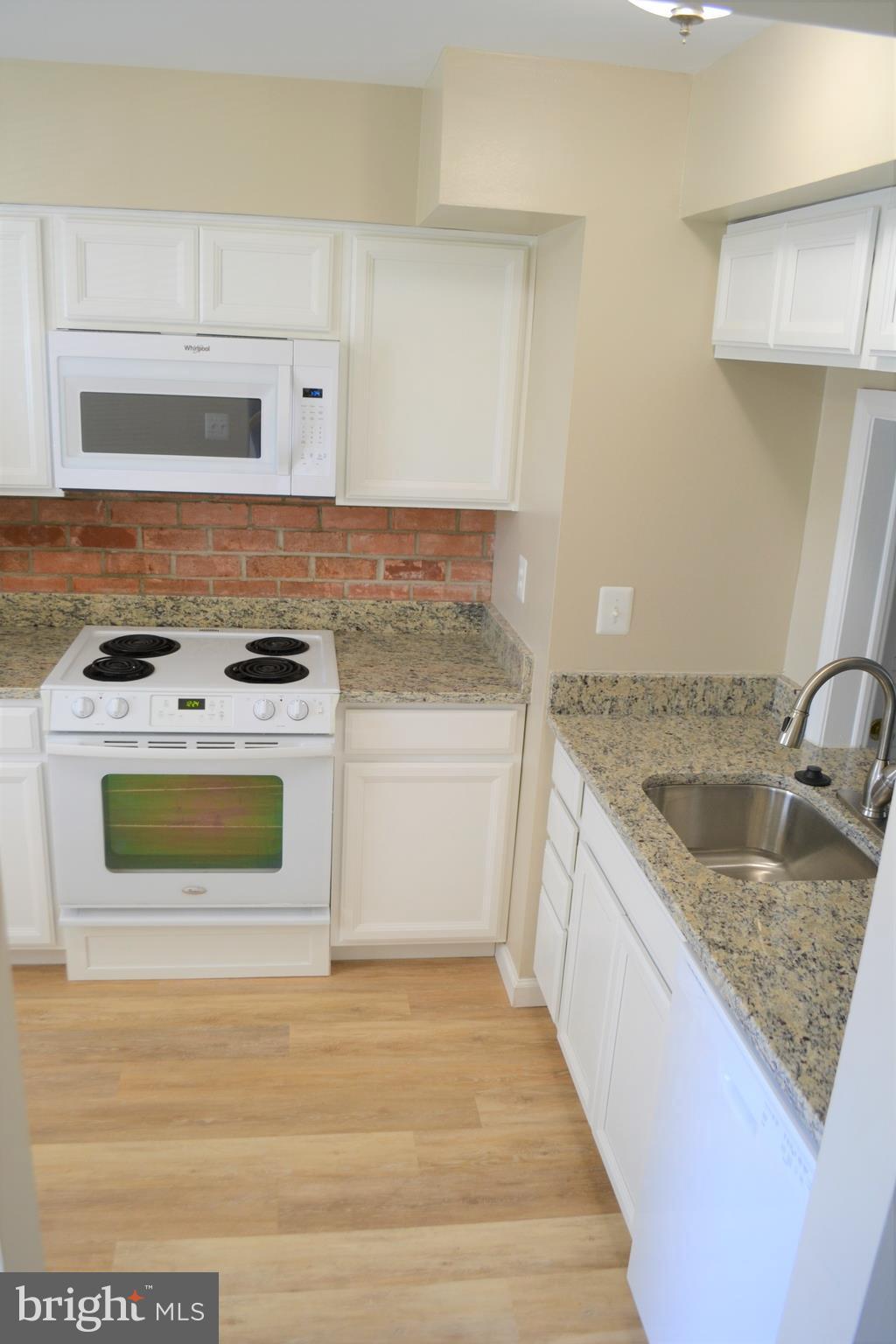 8540 Milford Court, Unit 897 Springfield, VA 22152 - Photo 3 of 30 Kitchen - Main Floor