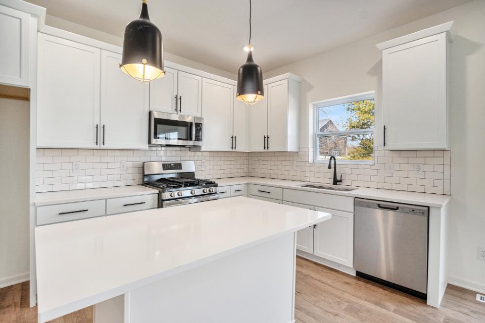 6225 Comiskey Road Stevensville, MI 49127 - Photo 4 of 31 3-APP056-E2390-Kitchen1