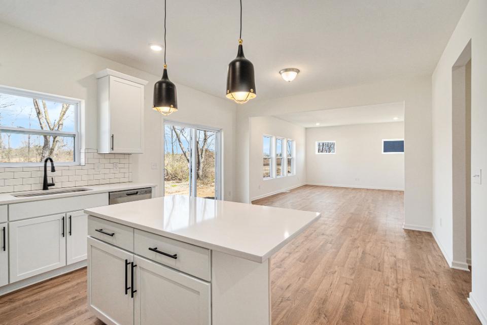 6225 Comiskey Road Stevensville, MI 49127 - Photo 5 of 31 4-APP056-E2390-Kitchen2