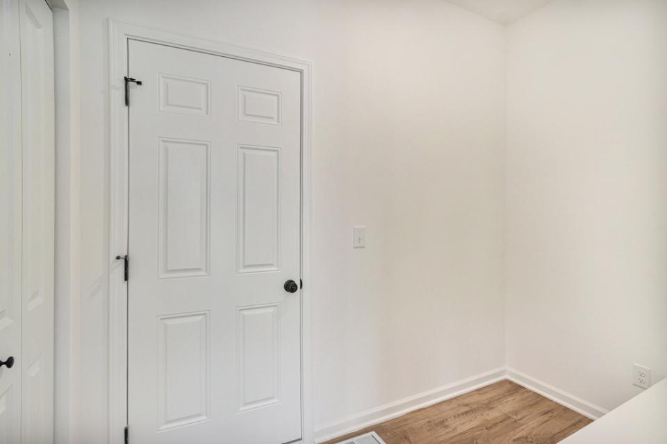 6225 Comiskey Road Stevensville, MI 49127 - Photo 7 of 31 6-APP056-E2390-Mudroom