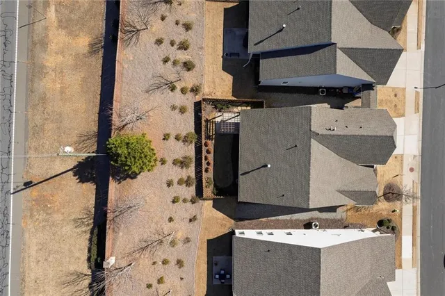 a view of a house with backyard