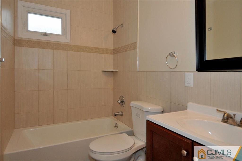 26 Cambridge Road Edison, NJ 08817 - Photo 14 of 17 a bathroom with a toilet a sink and bathtub