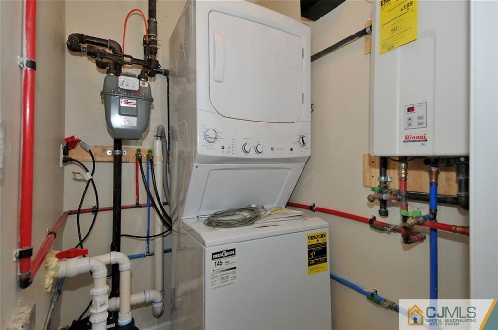 26 Cambridge Road Edison, NJ 08817 - Photo 15 of 17 a utility room with dryer and washer