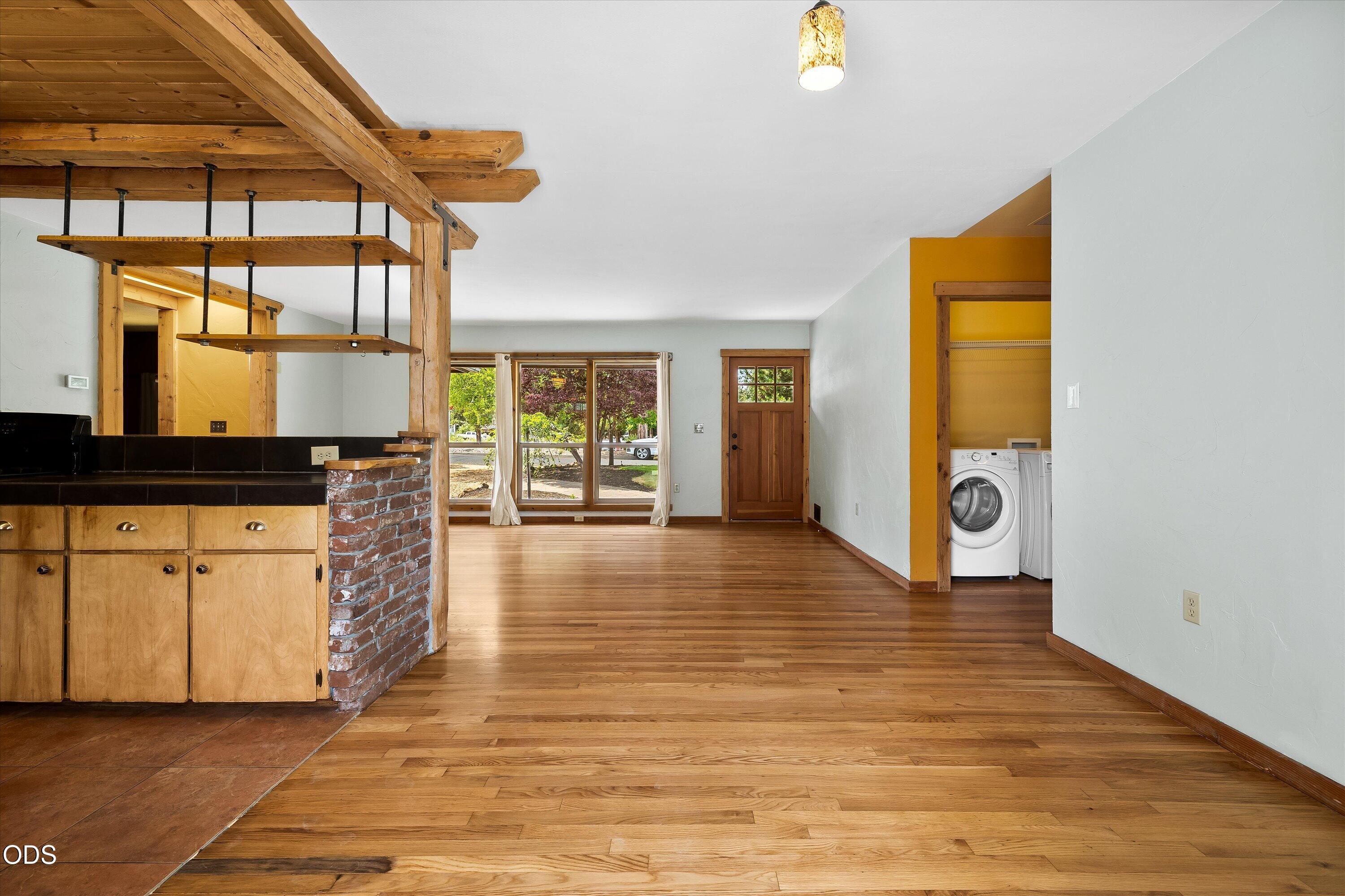 606 Northeast 9th Street Bend, OR 97701 - Photo 8 of 37