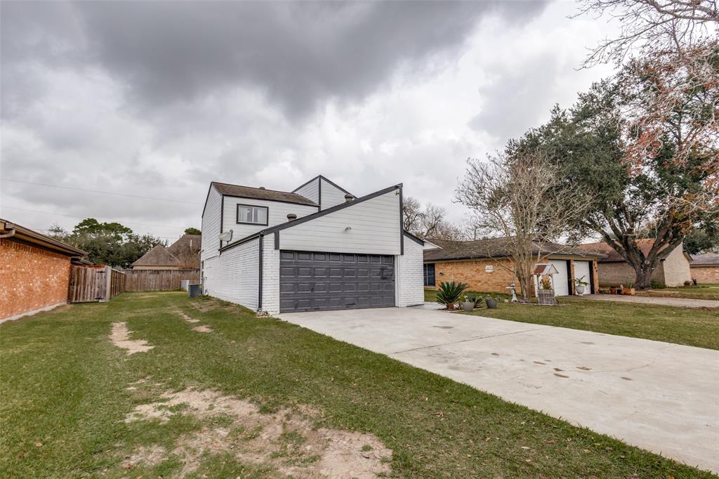 605 South Remington Drive Angleton, TX 77515 - Photo 2 of 25