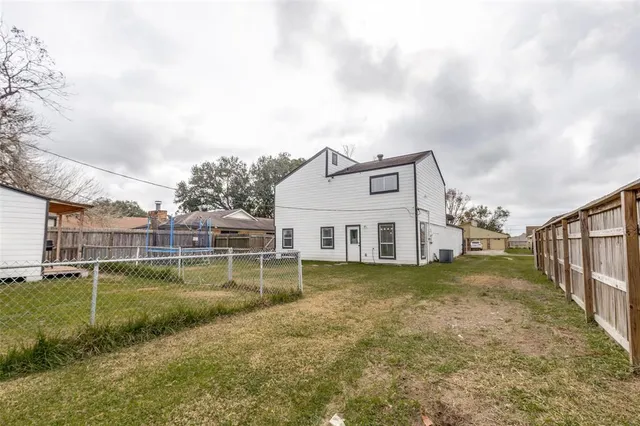 $255,000 | 605 South Remington Drive, Angleton, TX 77515