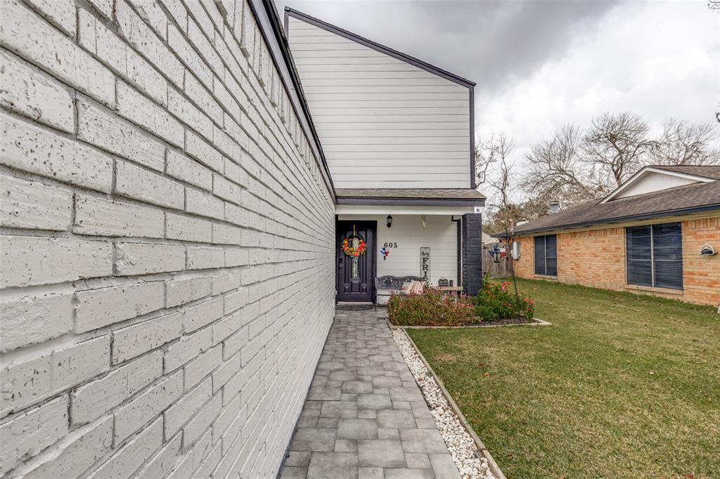 605 South Remington Drive Angleton, TX 77515 - Photo 3 of 25