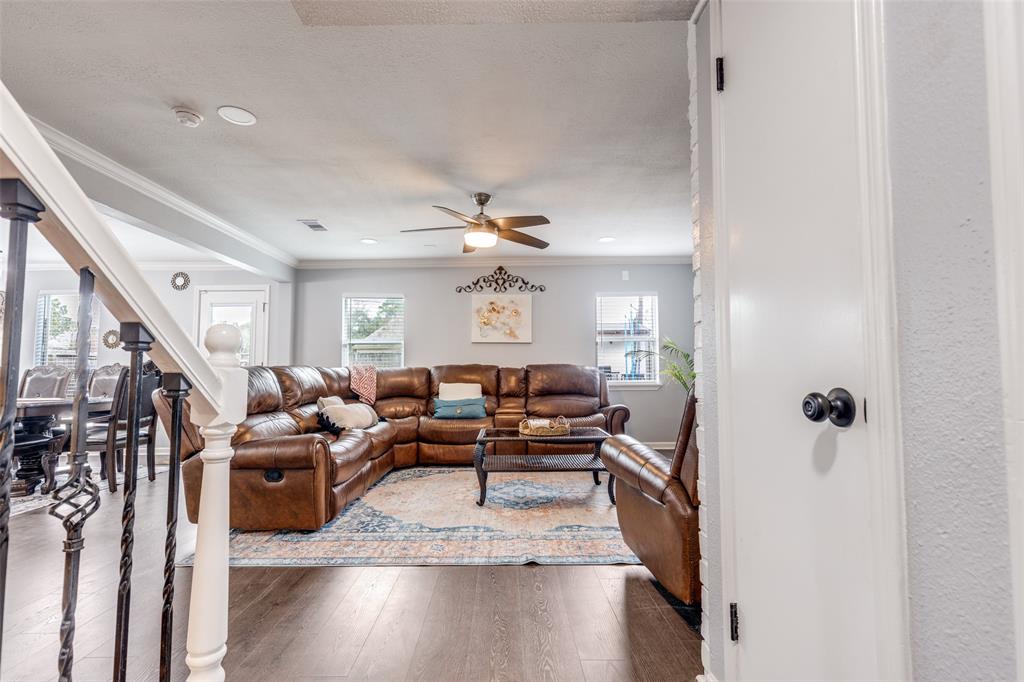 605 South Remington Drive Angleton, TX 77515 - Photo 4 of 25