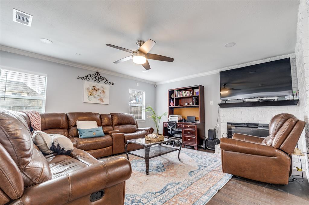 605 South Remington Drive Angleton, TX 77515 - Photo 5 of 25