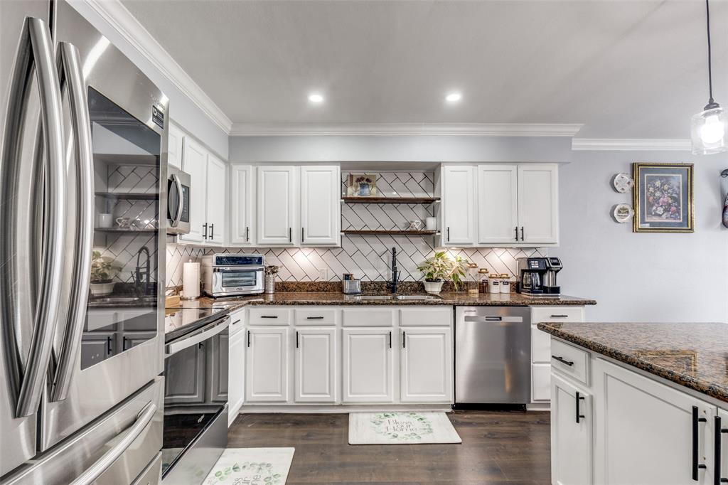 605 South Remington Drive Angleton, TX 77515 - Photo 8 of 25