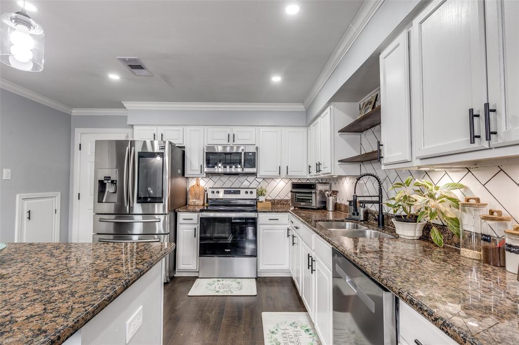 605 South Remington Drive Angleton, TX 77515 - Photo 10 of 25