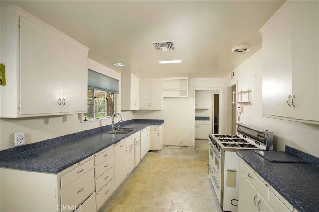 1075 Pine Oak Lane Pasadena, CA 91105 - Photo 13 of 50