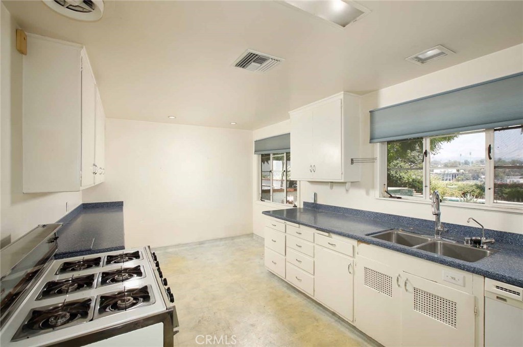 1075 Pine Oak Lane Pasadena, CA 91105 - Photo 14 of 50