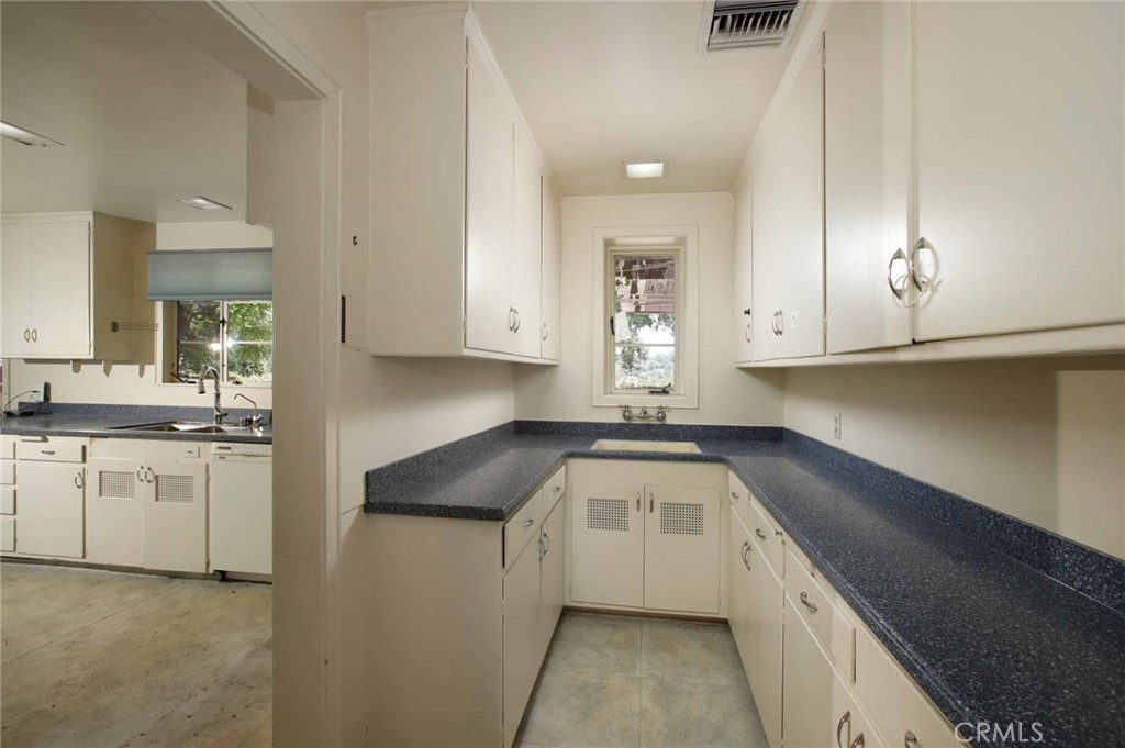 1075 Pine Oak Lane Pasadena, CA 91105 - Photo 15 of 50