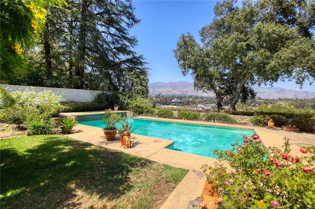 1075 Pine Oak Lane Pasadena, CA 91105 - Photo 32 of 50