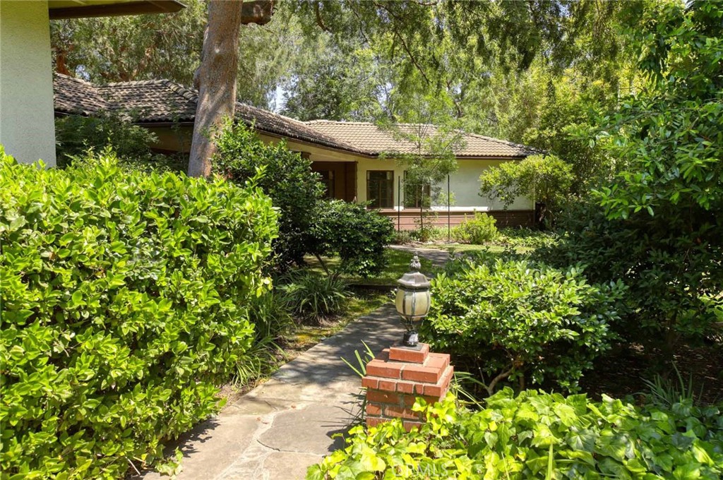 1075 Pine Oak Lane Pasadena, CA 91105 - Photo 5 of 50