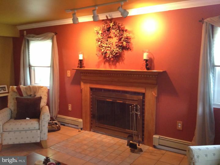 15 Tinder Road Levittown, PA 19056 - Photo 11 of 21 Living Room