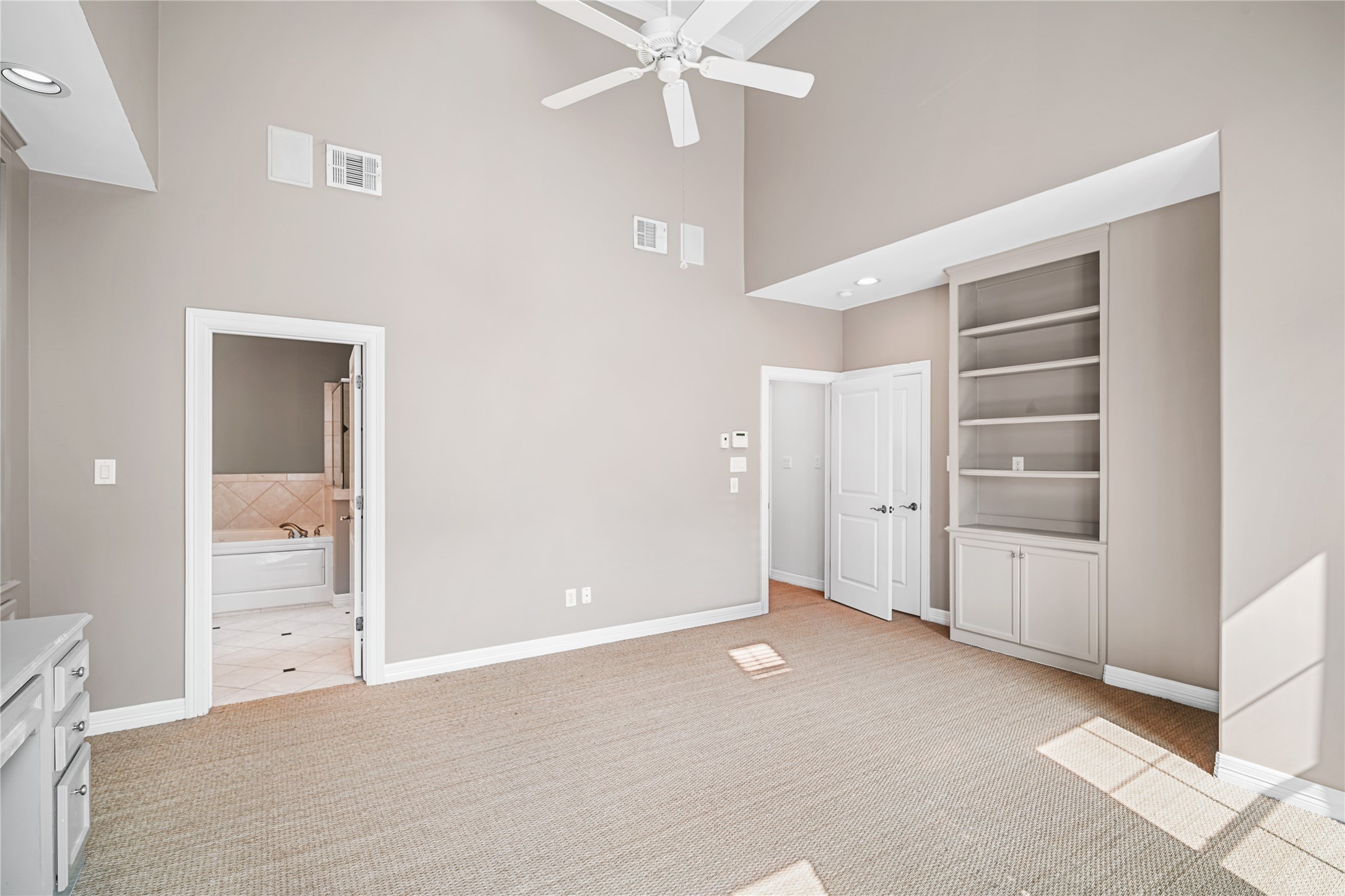 2150 Bancroft Lane Houston, TX 77027 - Photo 14 of 25 an empty room with closet and entryway