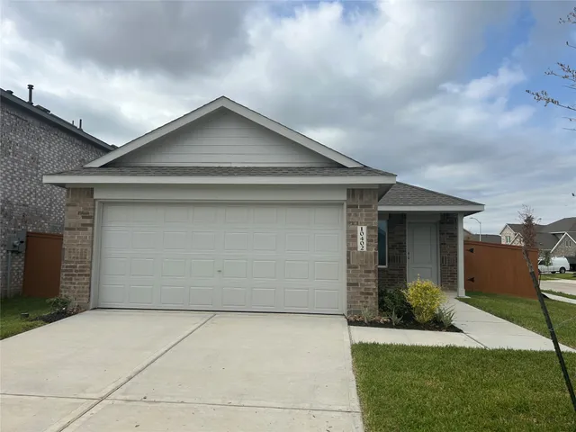 a front view of house with garage and yard