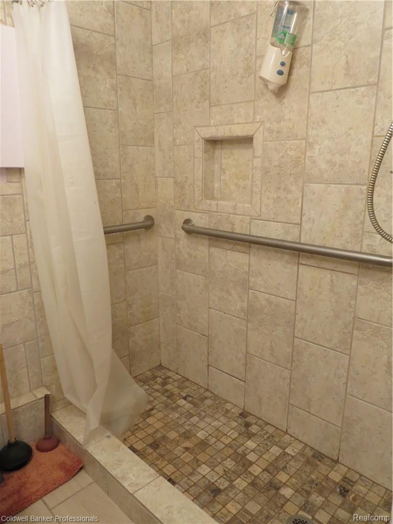6851 Lansing Road Perry, MI 48872 - Photo 8 of 20 7 6851 Shower.JPG