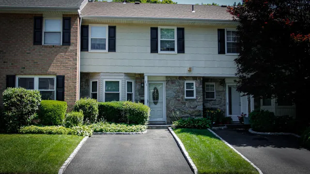 $896,000 | 11 Manors Drive, Jericho, NY 11753