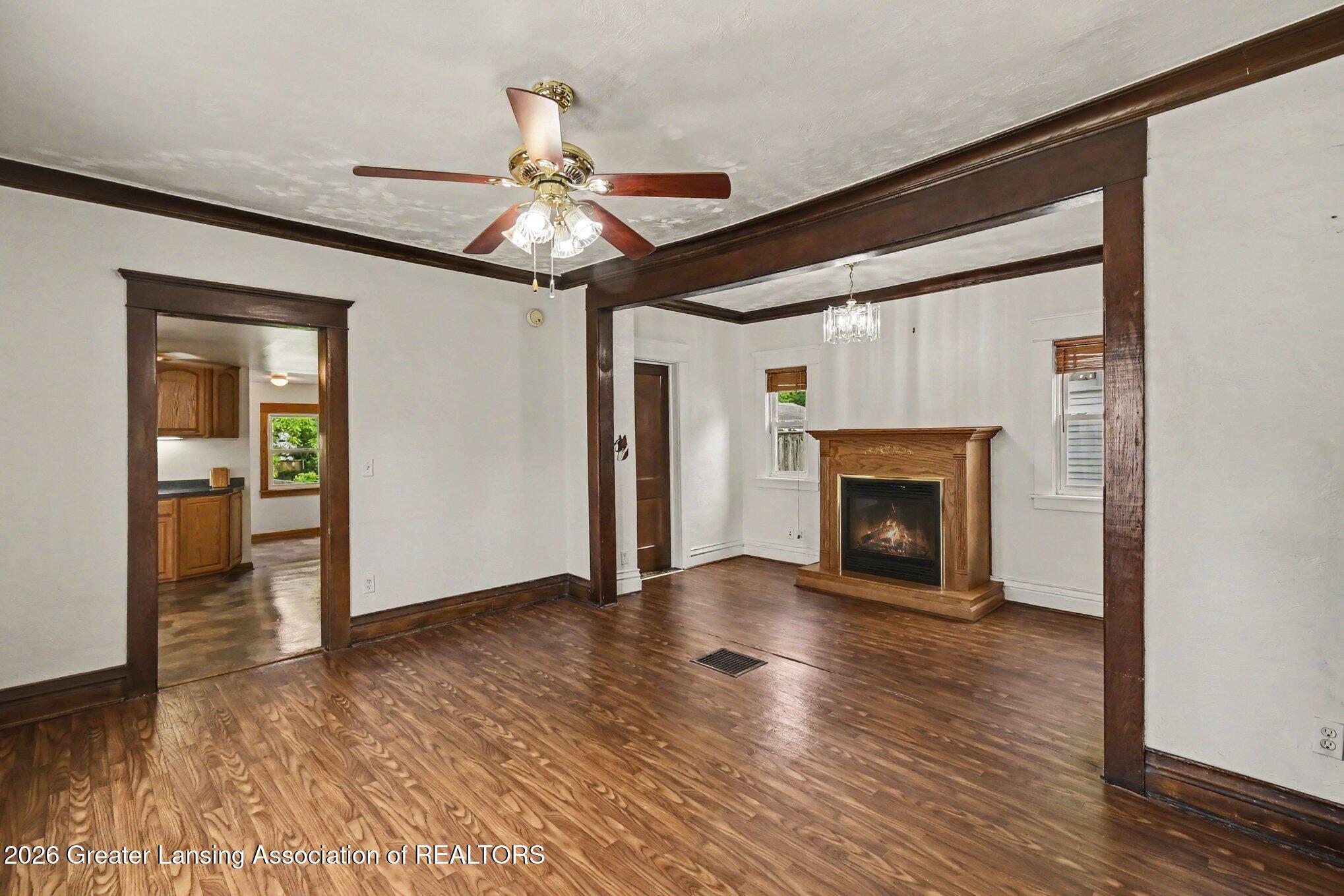 925 Clark Street Lansing, MI 48906 - Photo 5 of 27 009_file_1034