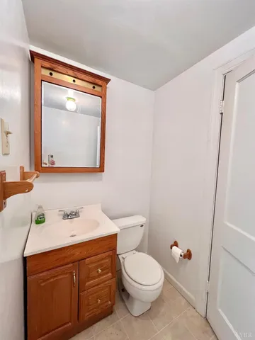 a view of a livingroom with furniture and a ceiling fan