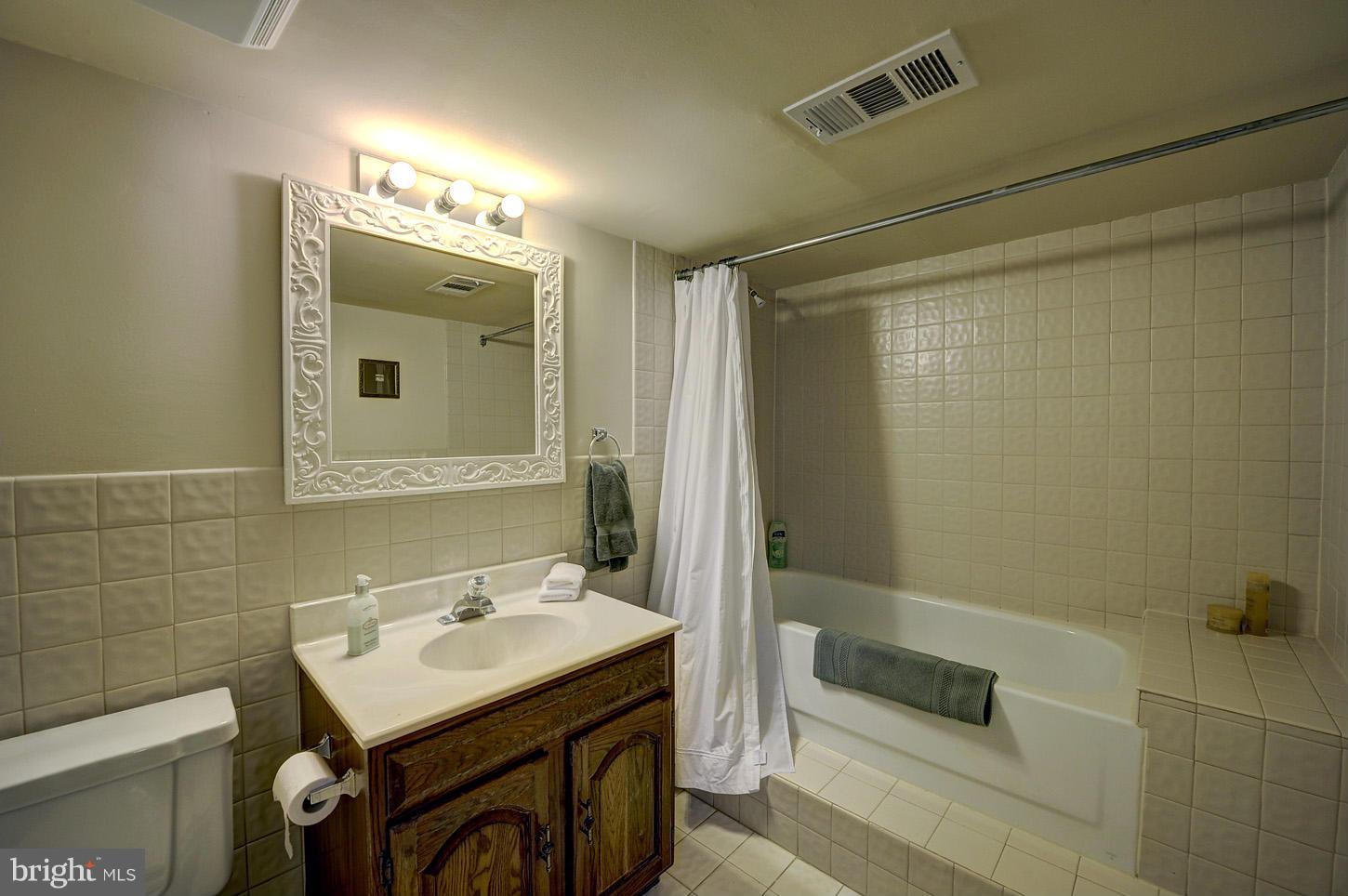 8230 Riding Ridge Place McLean, VA 22102 - Photo 26 of 30 Bath