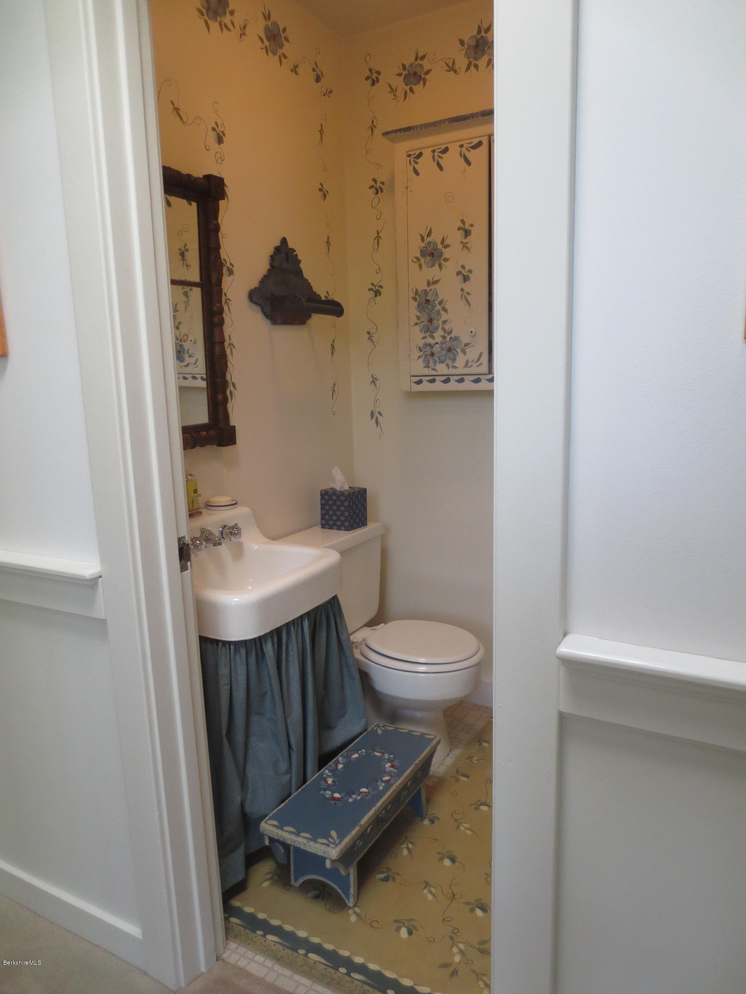 274 Hopper Road Williamstown, MA 01267 - Photo 33 of 66 Powder room