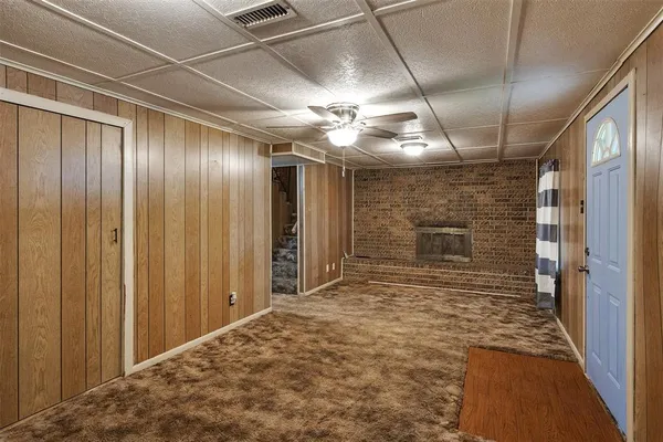 a view of empty room with a ceiling fan