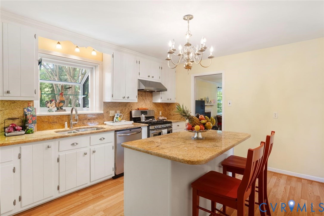10260 Maplested Lane Henrico, VA 23229 - Photo 15 of 38 Spacious kitchen featuring an eat-at island with s