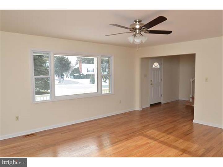 1500 Larkin Road Upper Chichester, PA 19061 - Photo 7 of 25 Living Room