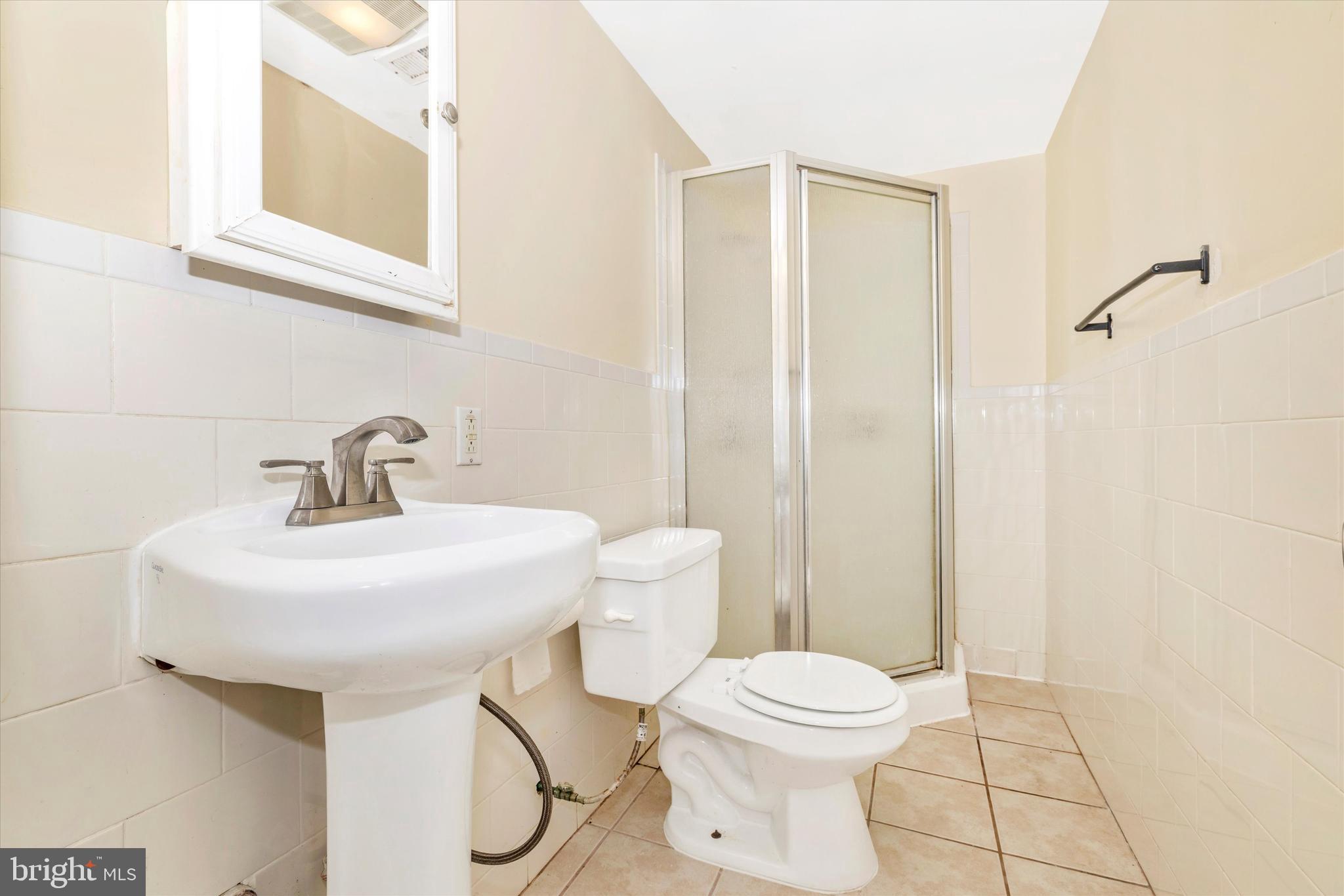 758 West Side Drive, Unit 7G Gaithersburg, MD 20878 - Photo 12 of 16 a bathroom with a toilet sink and shower