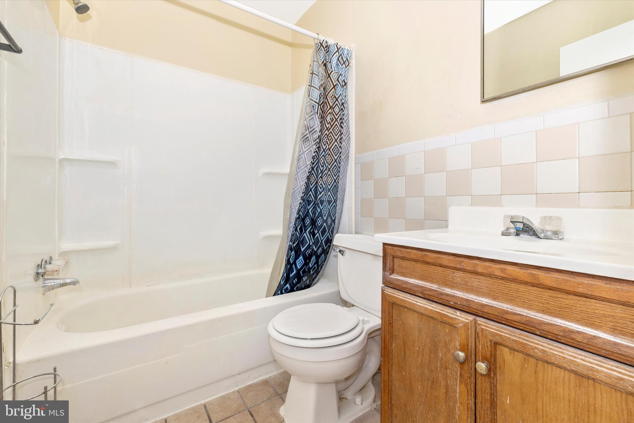 758 West Side Drive, Unit 7G Gaithersburg, MD 20878 - Photo 10 of 16 a bathroom with a sink a toilet and bathtub