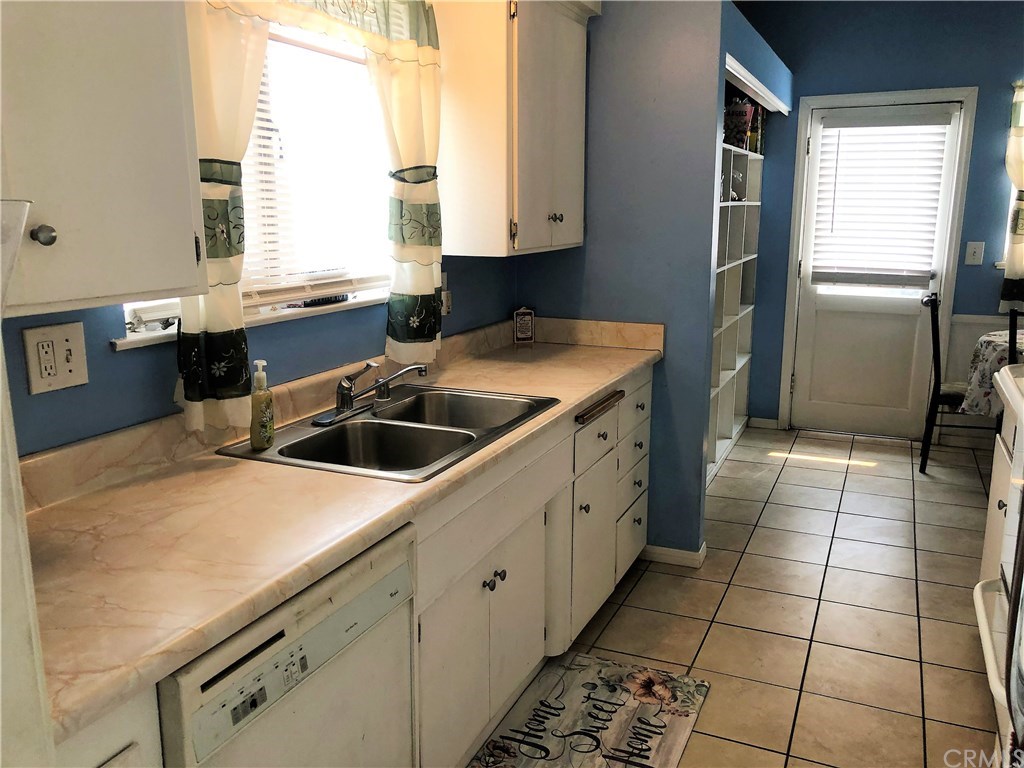 141 East Fromer Street Rialto, CA 92376 - Photo 3 of 21 Kitchen