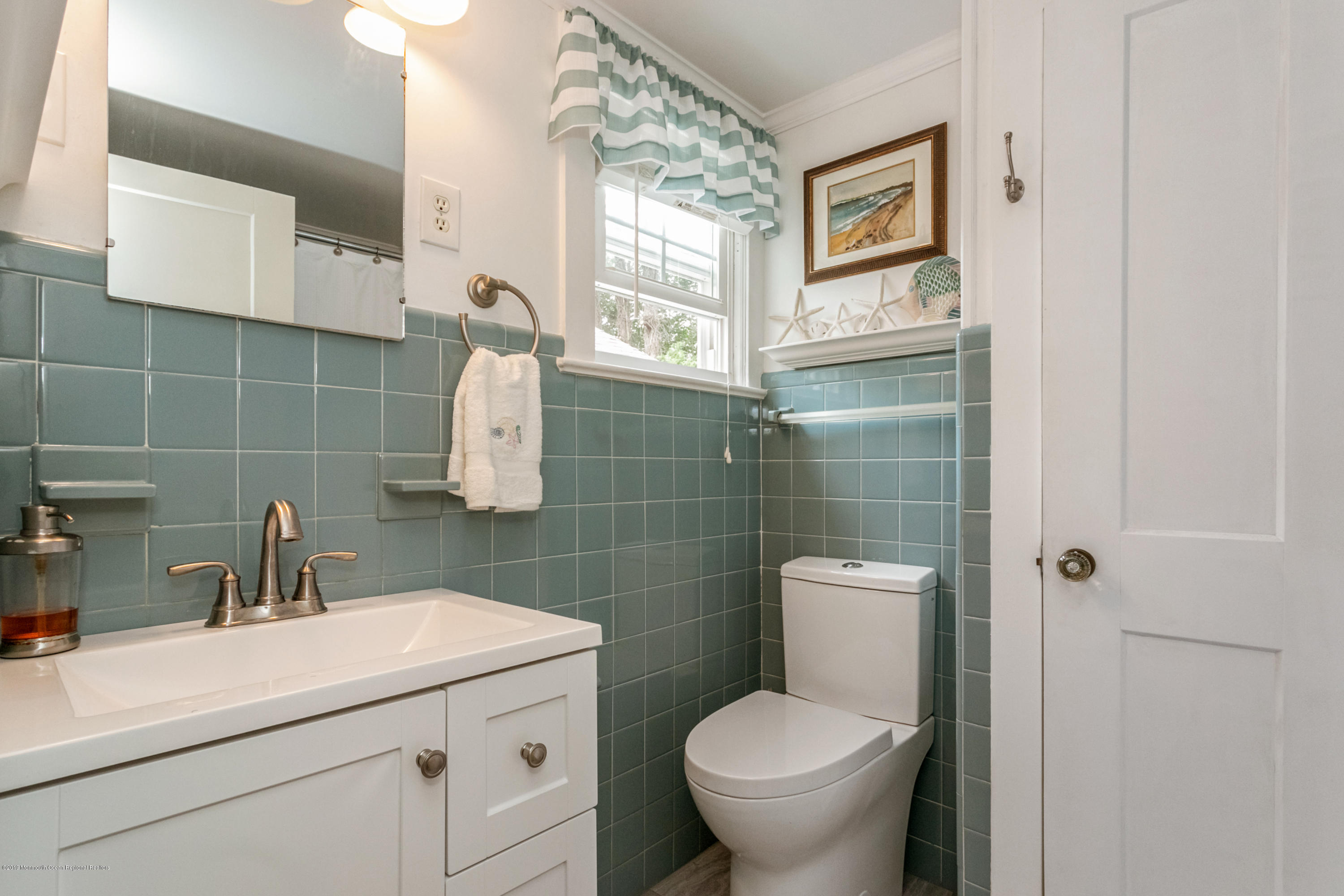 606 Locust Road Brielle, NJ 08730 - Photo 21 of 28 Full guest bath