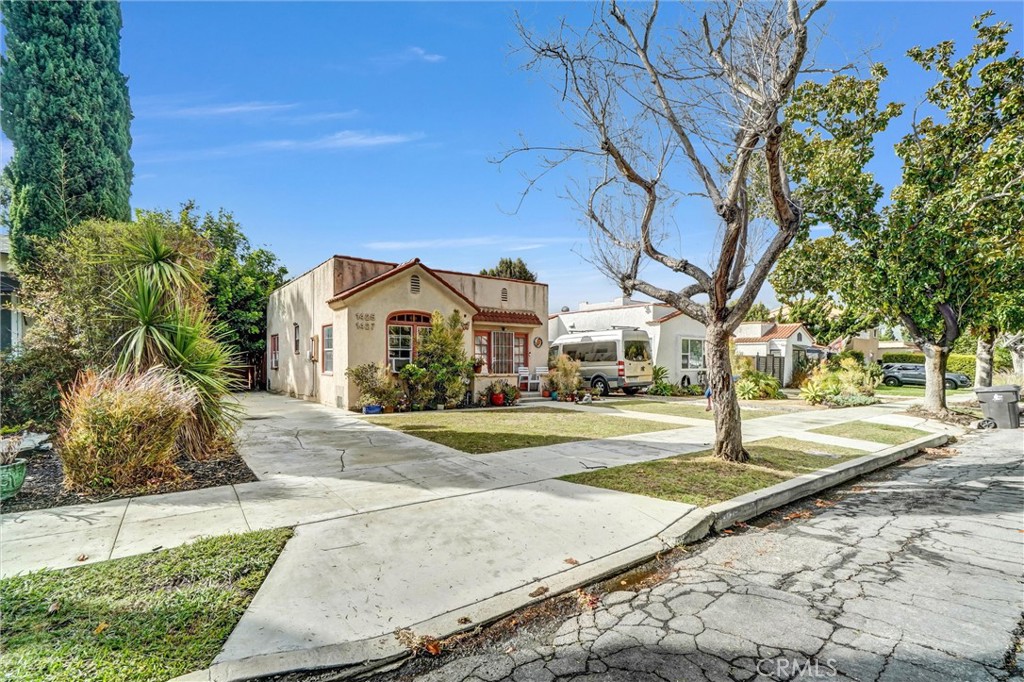1425 Park Long Beach, CA 90804 - Photo 1 of 29 a front view of a house with a yard and potted plants