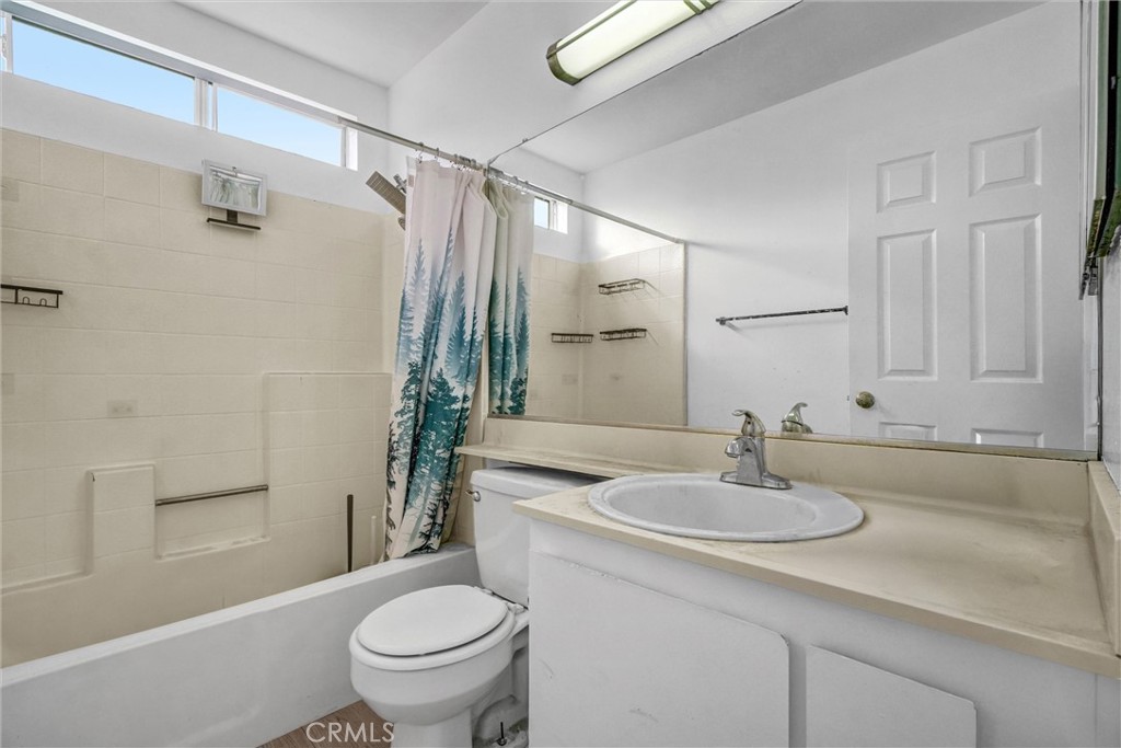 1425 Park Long Beach, CA 90804 - Photo 23 of 29 a bathroom with a sink toilet and a mirror