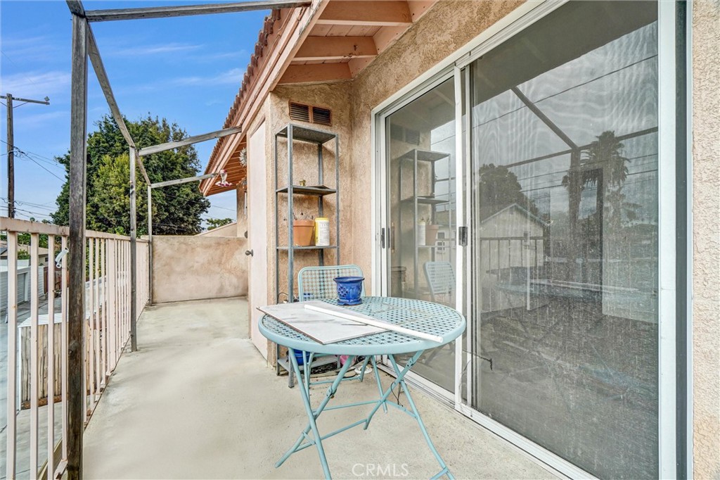 1425 Park Long Beach, CA 90804 - Photo 26 of 29 a backyard of a house with table and chairs