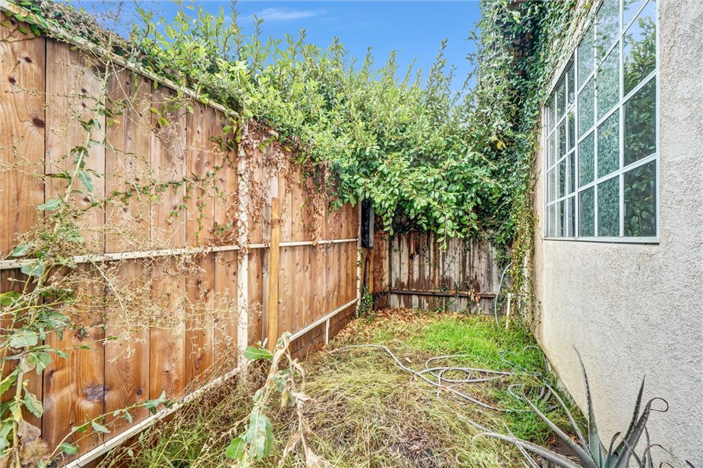 1425 Park Long Beach, CA 90804 - Photo 29 of 29 a garden with a bench